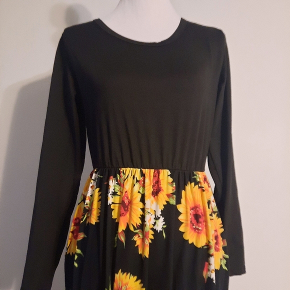 Maxi dress with flowers - Picture 3 of 12
